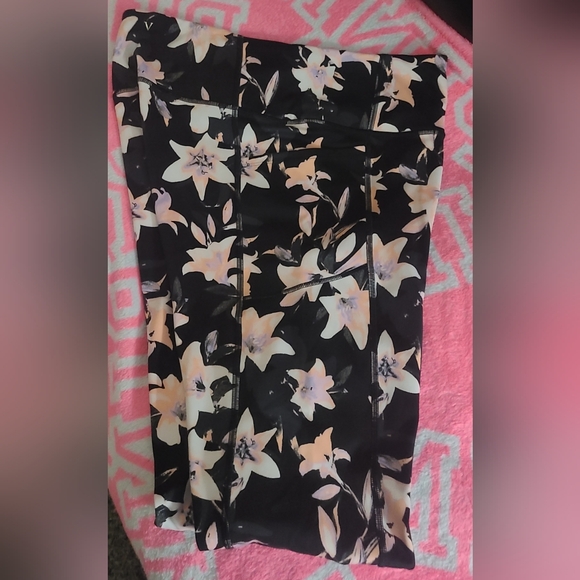 Victoria's Secret NWT Black Floral Incredible Leggings Size 16 High Rise - Picture 7 of 7